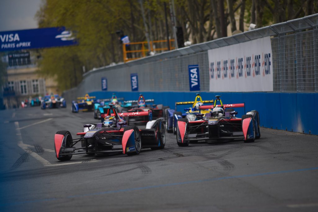 Salida carrera Paris ePrix con los dos DS Virgin Racing en cabeza